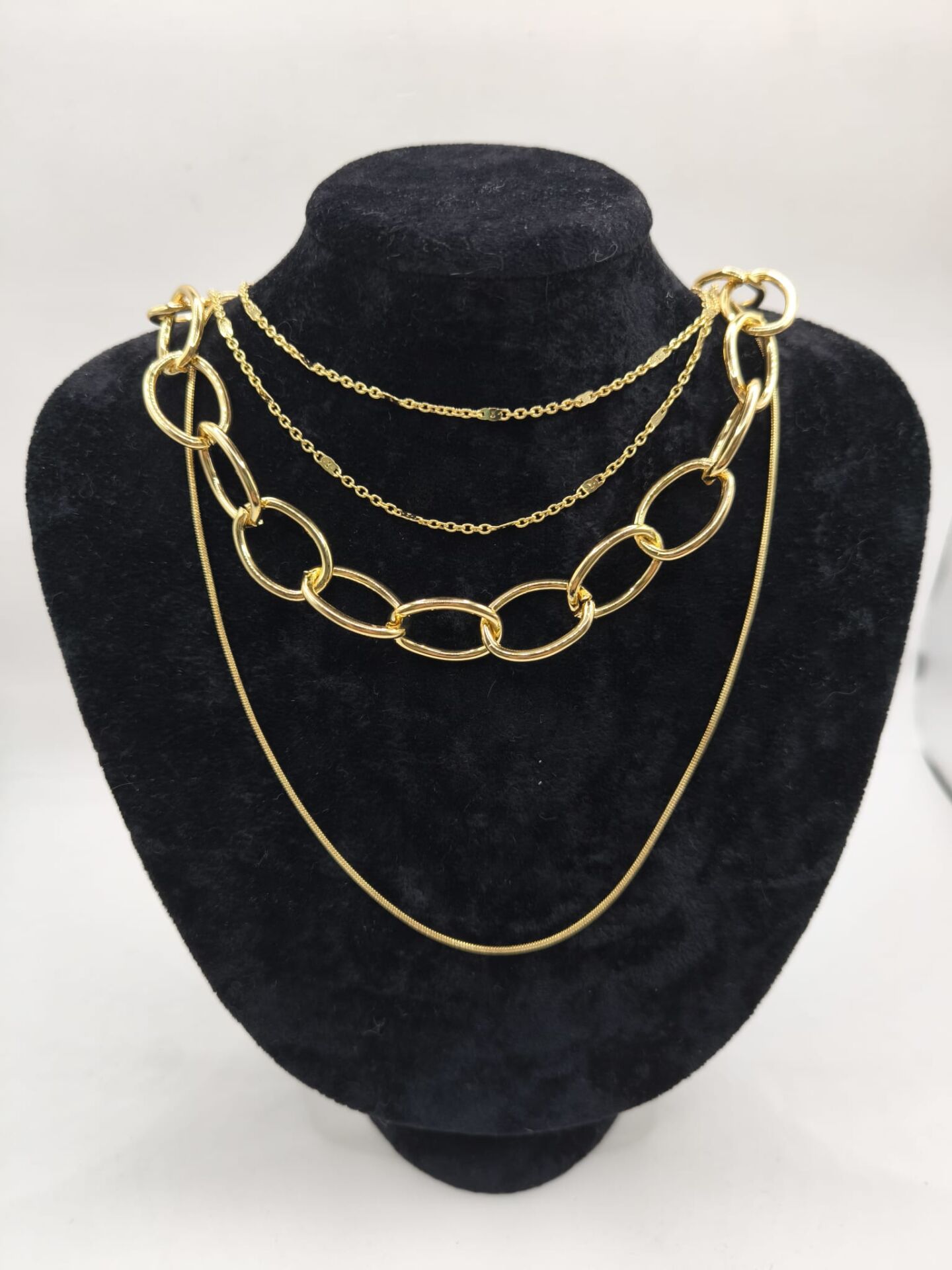 Üç Katlı Altın Renk Zincir Kadın Kolye – Trend Katmanlı Kolye Modeli