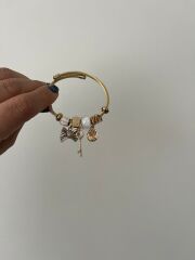 Gold Charm Detaylı Çelik Bilezik – Anahtar & Ağaç Sembollü Şık Tasarım