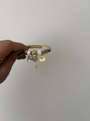 Gold Charm Detaylı Çelik Bilezik – Anahtar & Ağaç Sembollü Şık Tasarım