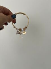 Gold Charm Detaylı Çelik Bilezik – Anahtar & Ağaç Sembollü Şık Tasarım