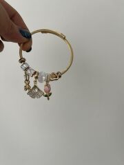 Gold Charm Detaylı Çelik Bilezik – Çiçek & Fan & Tavşan Figürlü Şık Tasarım