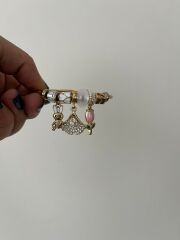 Gold Charm Detaylı Çelik Bilezik – Çiçek & Fan & Tavşan Figürlü Şık Tasarım