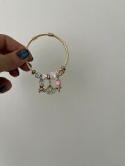 Gold Charm Detaylı Çelik Bilezik – Çiçek & Fan & Tavşan Figürlü Şık Tasarım