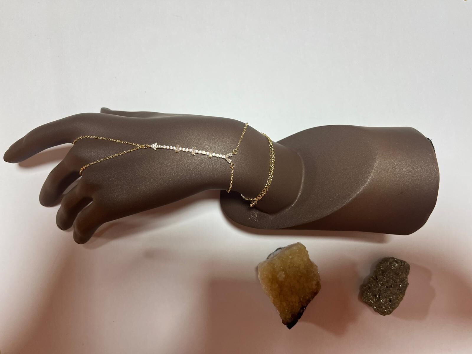 Gold Taşlı Ok Ucu Şahmeran Bileklik – İnce Zincir Modern Tasarım