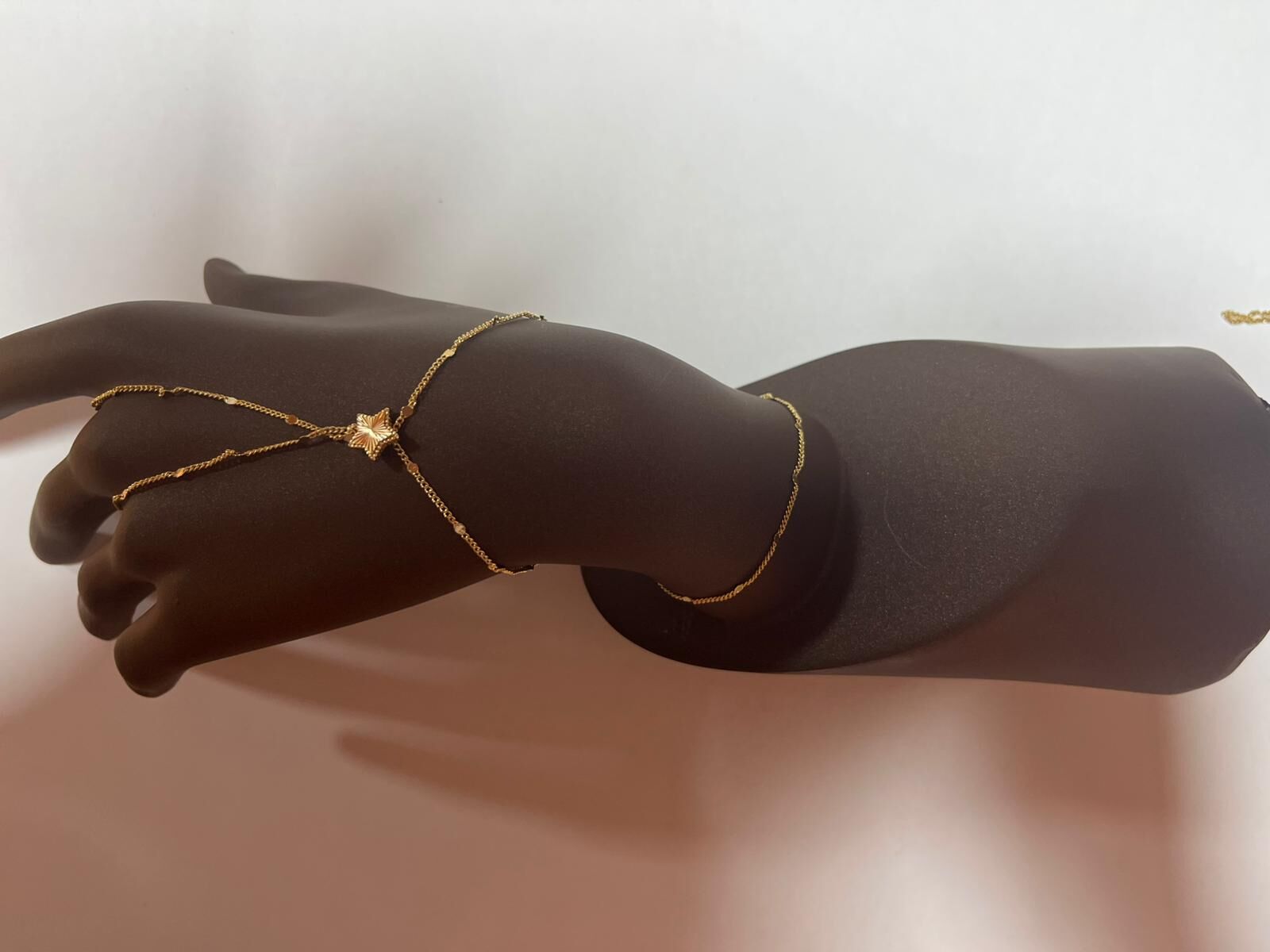 Gold Yıldız Detaylı Şahmeran Bileklik – İnce Zincir Zarif Tasarım