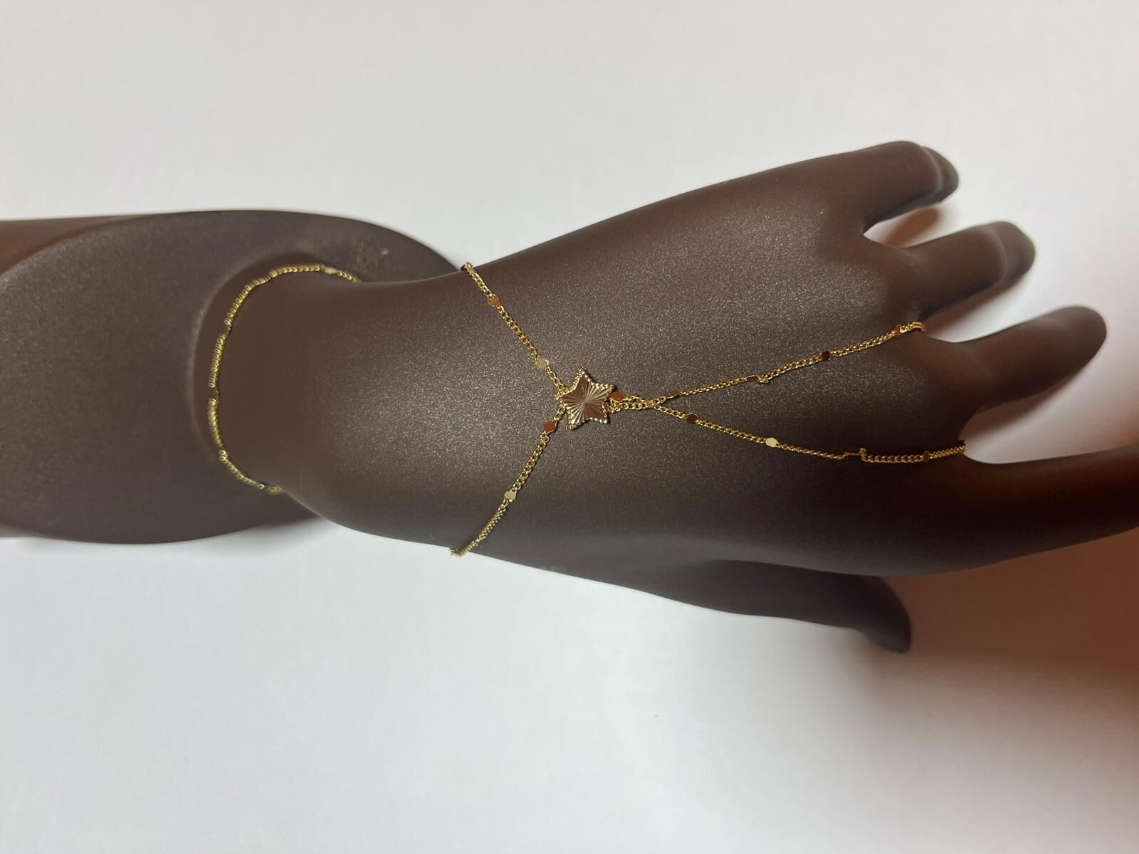 Gold Yıldız Detaylı Şahmeran Bileklik – İnce Zincir Zarif Tasarım