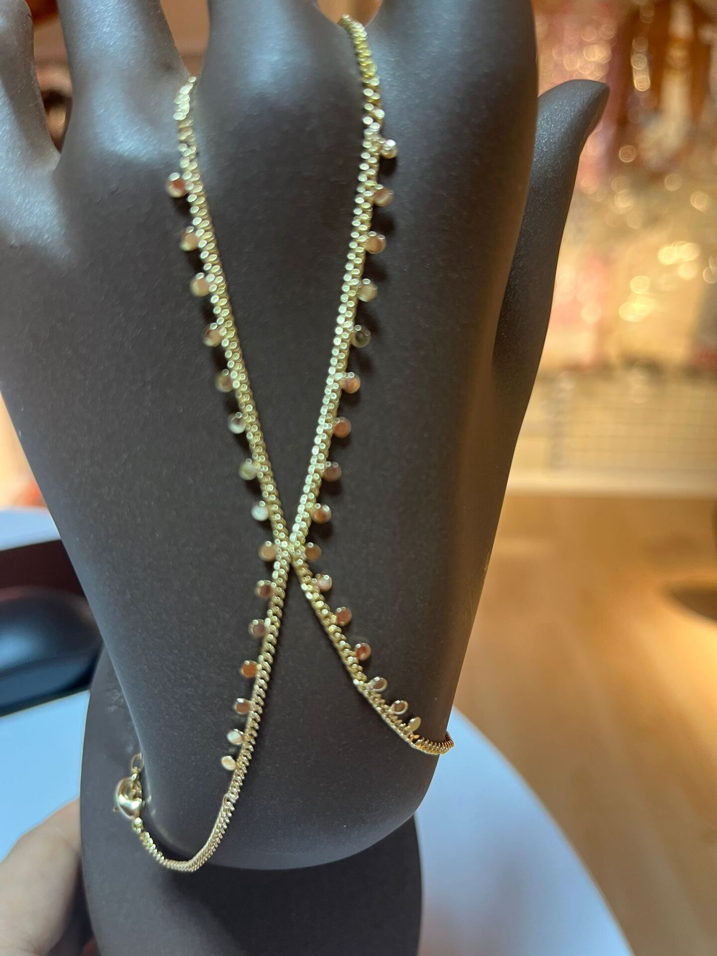 Sallantılı Detaylı Altın Rengi Şahmeran Bileklik – Zarif & Işıltılı Tasarım