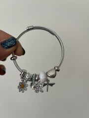 Silver Charm Detaylı Çelik Bilezik – Papatya, Kelebek & Yıldız Figürlü Şık Tasarım