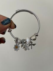 Silver Charm Detaylı Çelik Bilezik – Papatya, Kelebek & Yıldız Figürlü Şık Tasarım