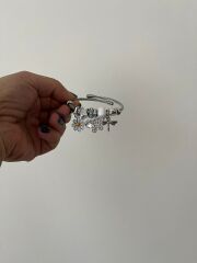 Silver Charm Detaylı Çelik Bilezik – Papatya, Kelebek & Yıldız Figürlü Şık Tasarım