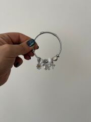 Silver Charm Detaylı Çelik Bilezik – Papatya, Kelebek & Yıldız Figürlü Şık Tasarım