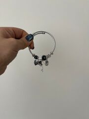 Silver Charm Detaylı Çelik Bilezik – Siyah Taş & Anahtar & Yaşam Ağacı Figürlü Tasarım