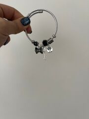 Silver Charm Detaylı Çelik Bilezik – Siyah Taş & Anahtar & Yaşam Ağacı Figürlü Tasarım