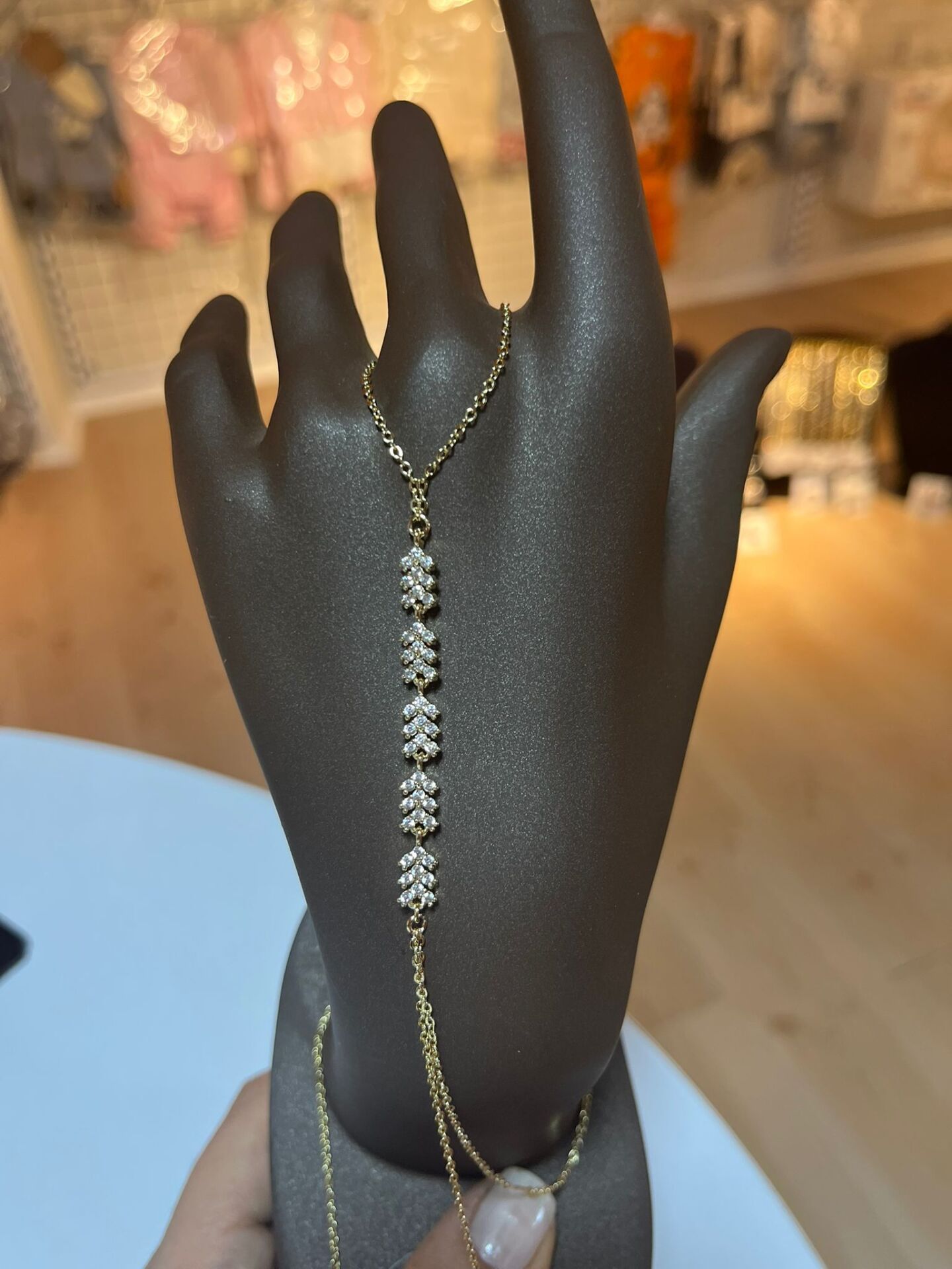 Zirkon Taşlı Gold Şahmeran Bileklik – Şık ve Işıltılı Özel Tasarım El Aksesuarı