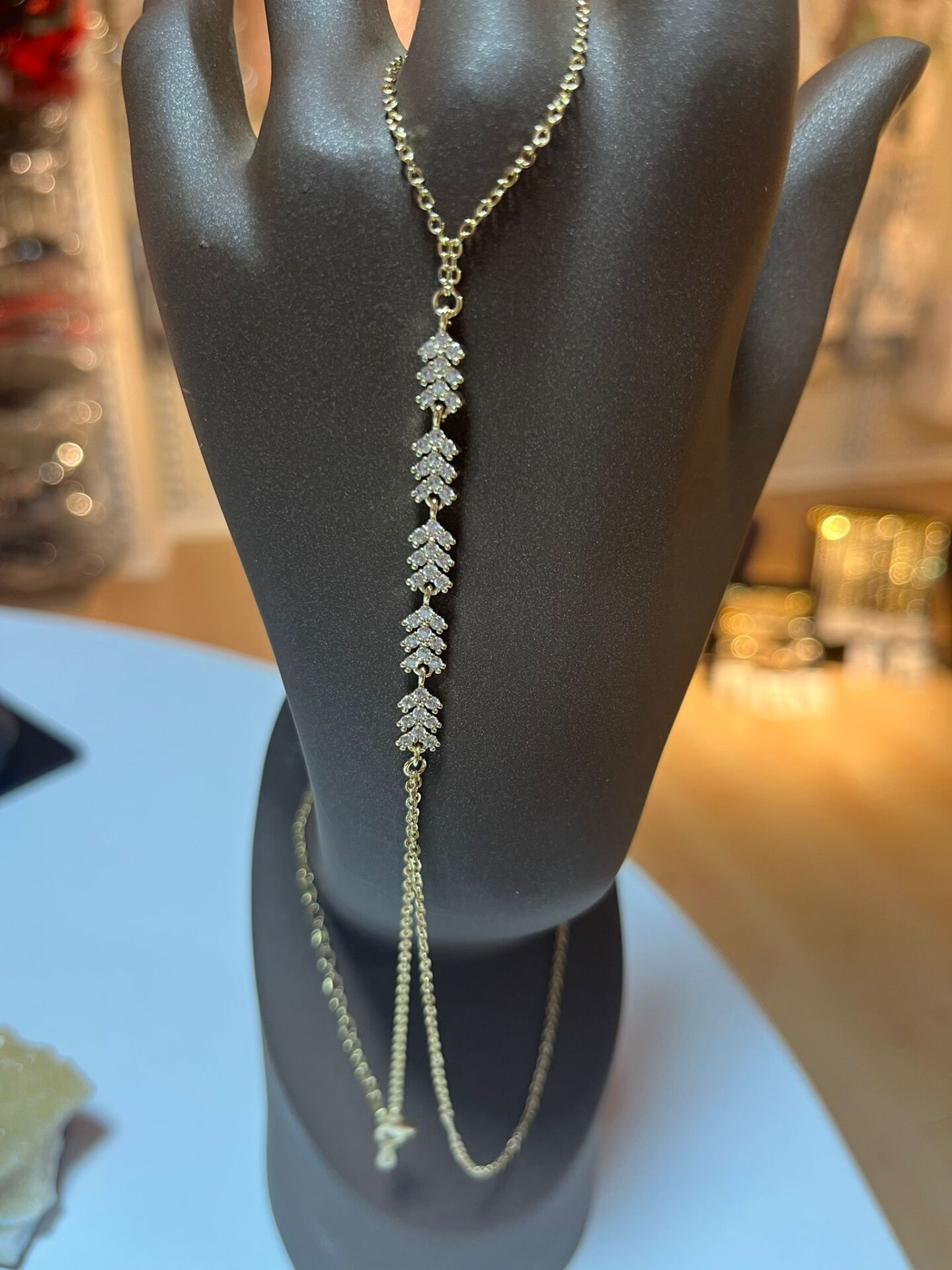 Zirkon Taşlı Gold Şahmeran Bileklik – Şık ve Işıltılı Özel Tasarım El Aksesuarı