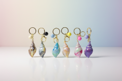 Deniz Kabuğu Tasarımlı Anahtarlık – Renkli İnci Efektli Şık Çanta Aksesuarı