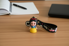 Prenses Figürlü Askılı Anahtarlık – Renkli Silikon Kayışlı Çanta ve Anahtar Aksesuarı