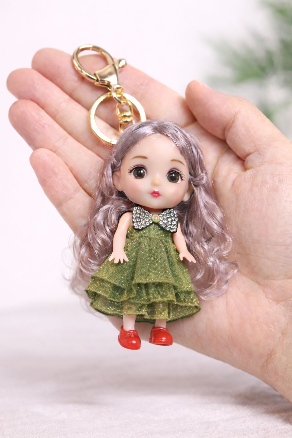 Taşlı Kurdele Detaylı Kız Bebek Anahtarlık – Uzun Saçlı Mini Bebek Figürlü Çanta Süsü Anahtarlık