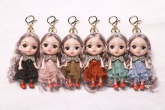 Taşlı Kurdele Detaylı Kız Bebek Anahtarlık – Uzun Saçlı Mini Bebek Figürlü Çanta Süsü Anahtarlık