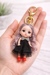 Taşlı Kurdele Detaylı Kız Bebek Anahtarlık – Uzun Saçlı Mini Bebek Figürlü Çanta Süsü Anahtarlık