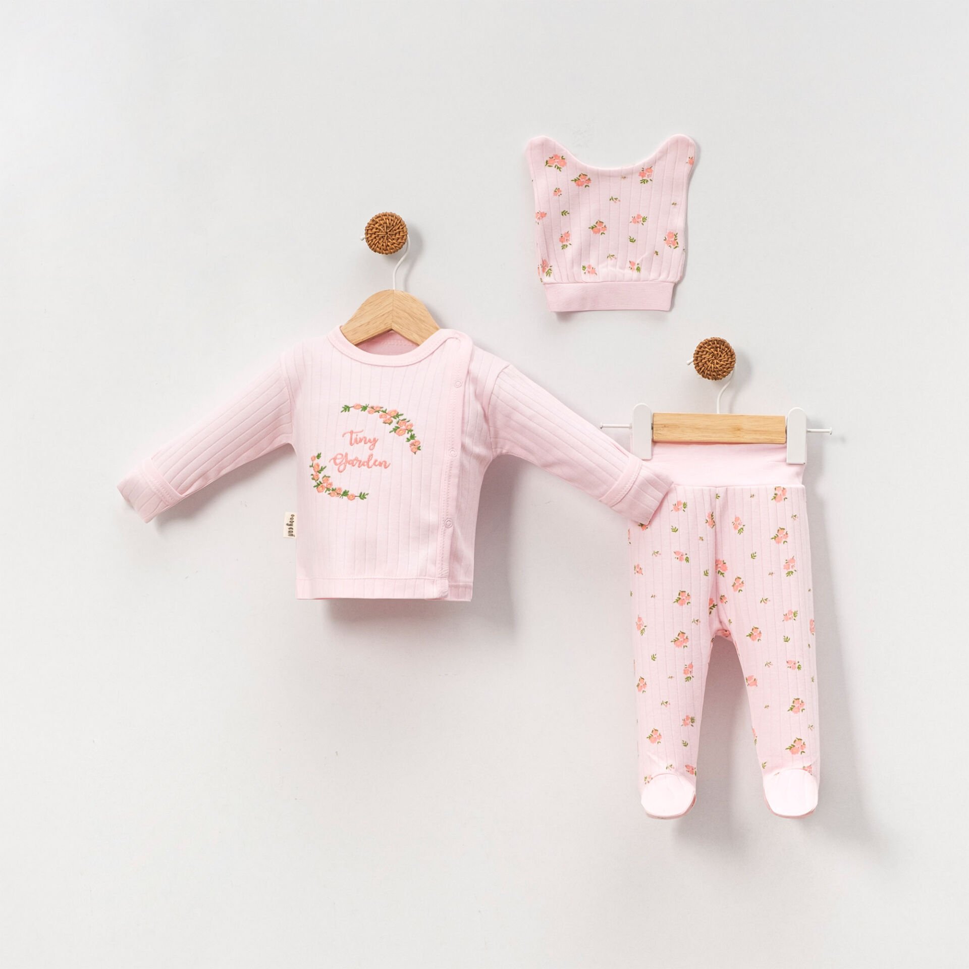 Çiçek Desenli Yenidoğan 3’lü Hastane Çıkışı Seti (Çıtçıtlı Üst + Patikli Alt + Şapka)