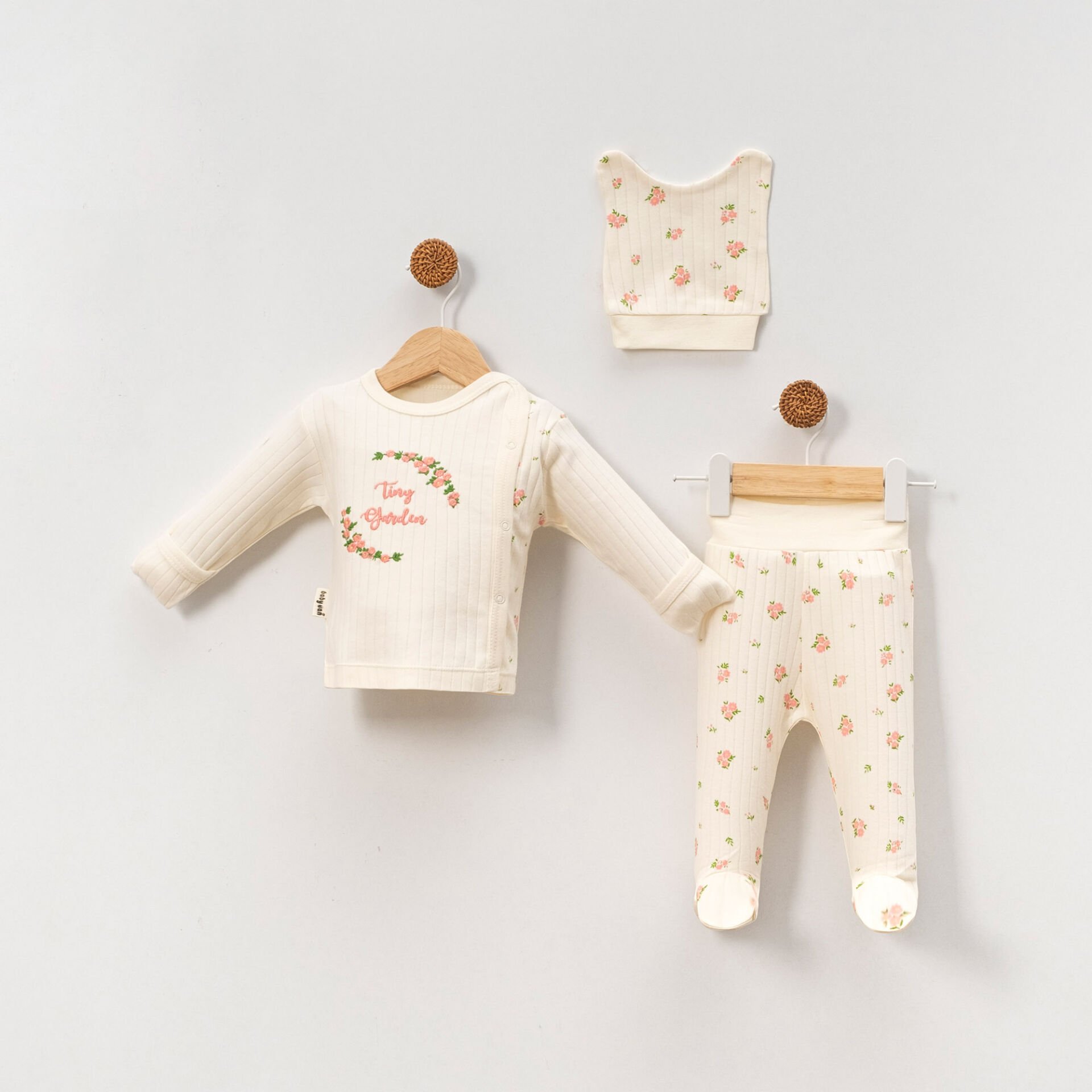 Çiçek Desenli Yenidoğan 3’lü Hastane Çıkışı Seti (Çıtçıtlı Üst + Patikli Alt + Şapka)