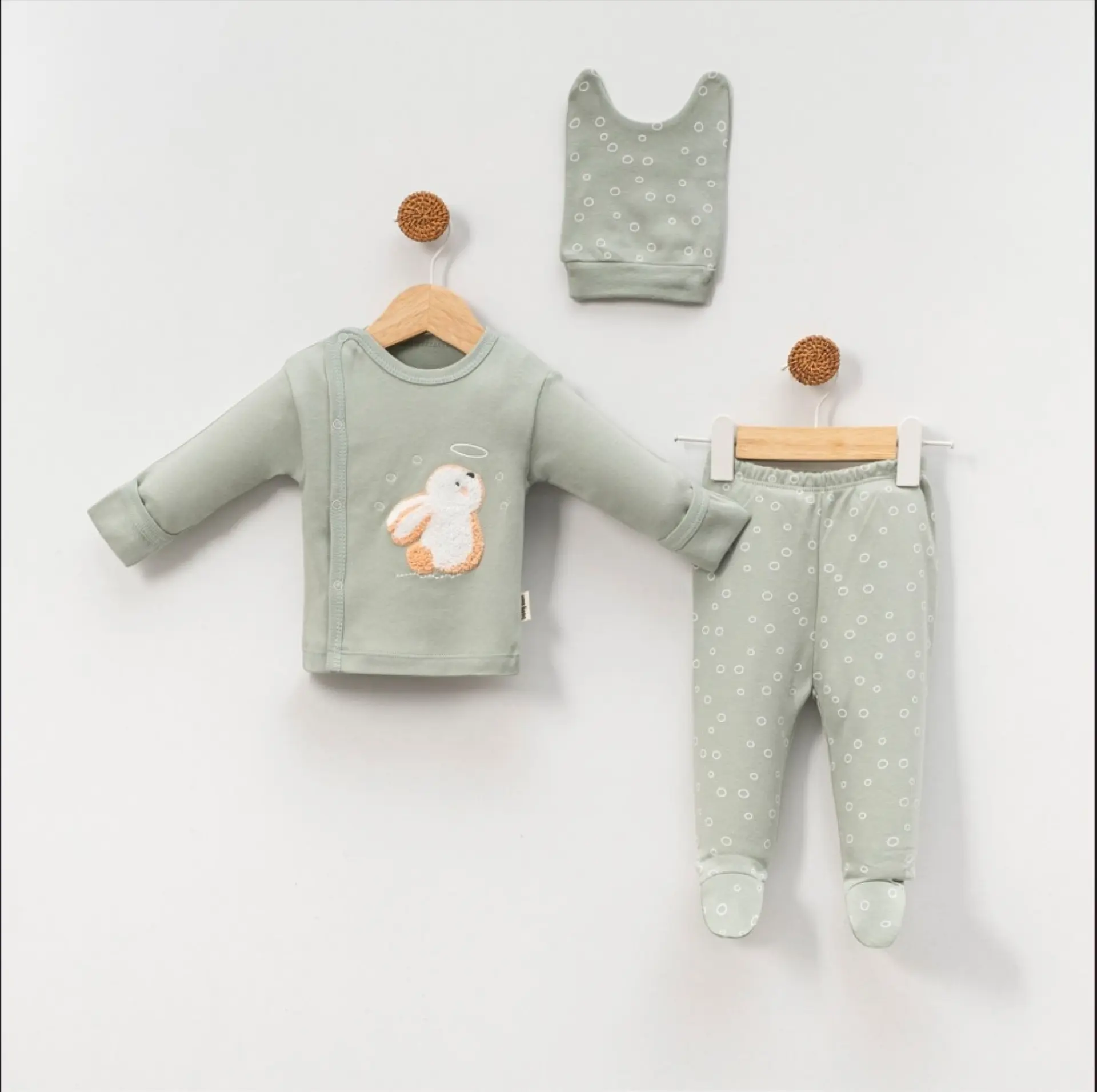 Tavşan Nakışlı Yenidoğan 3’lü Hastane Çıkışı Seti (Çapraz Çıtçıtlı Üst + Patikli Alt + Şapka)