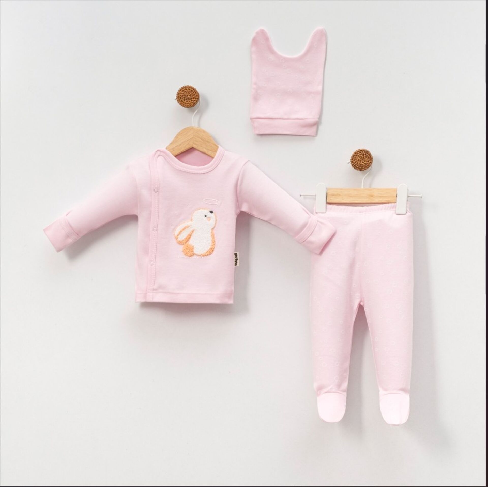 Tavşan Nakışlı Yenidoğan 3’lü Hastane Çıkışı Seti (Çapraz Çıtçıtlı Üst + Patikli Alt + Şapka)